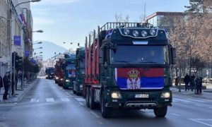 Sirenama pozdravljali građane: Okićenim kamionima provezli badnjak ulicama Banjaluke