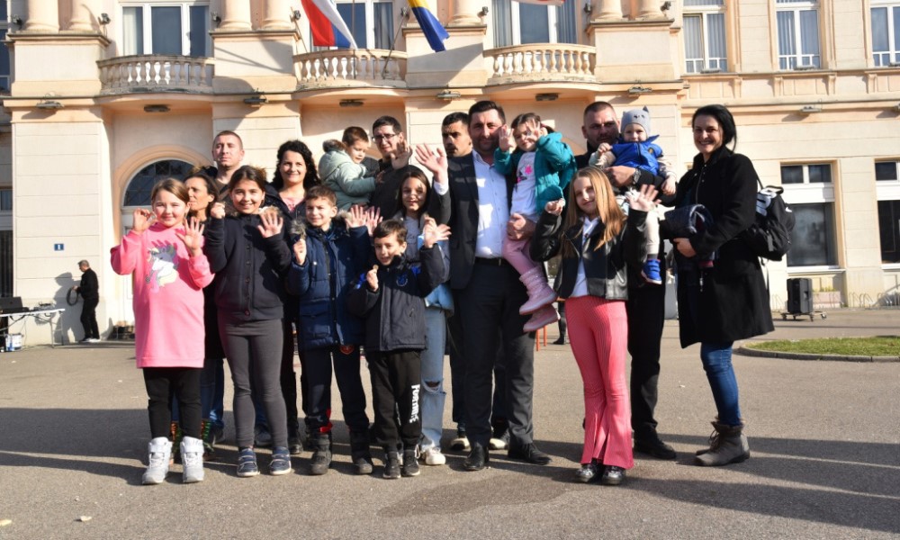 Organizovano lomljenje česnice u Bijeljini: Zlatnici za 12 najsretnijih mališana FOTO