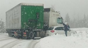 Obustavljen saobraćaj: Sudar kamiona i citroena na Borjima