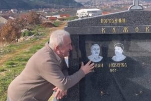 Šok snimak sa srpskog groblja: Bogdan na svom grobu zapomaže za samim sobom VIDEO