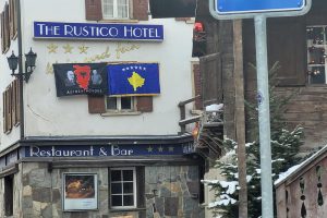 Neprijateljski doček: Kod Vučićevog hotela u Davosu okačena zastava “velike Albanije”