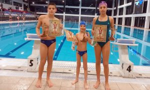 Vladika Dimitrije blagoslovio mališane: Oko 160 djece plivalo za Časni krst u zatvorenom bazenu