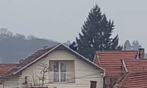 Dramatična situacija: Dječak se popeo na krov i prijeti da će skočiti VIDEO