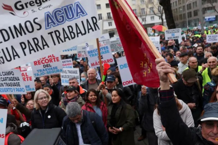 Zbog namjere vlade da smanji količine vode za navodnjavanje: Hiljade farmera protestovalo u Madridu