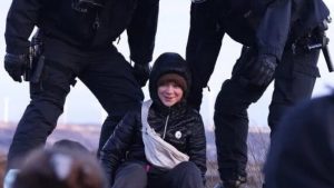 Aktivistkinja za klimatske promjene: Policija udaljila Gretu Tunberg s mjesta masovnog protesta FOTO
