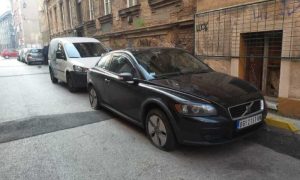 Nemile scene u centru Sarajeva: Vandali izbušili gume na autima srpskih registracija VIDEO