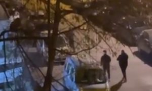Umjesto po trotoaru: Mladić korača preko automobila VIDEO