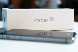 Stiže prvi savitljivi iPhone: Evo kad će ga tačno predstaviti