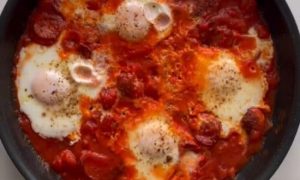 Odlčino rješenje za doručak ili večeru: Jaja u paradajzu s kobasicom