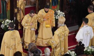 U Hramu Hrista Spasitelja: Vladika Јefrem služio Božićnu liturgiju FOTO