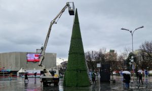 Kraj praznične priče: Odlazak novogodišnje jelke sa Trga Krajine