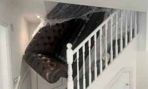 Vlasnik ostao u šoku: Dostavljači ostavili kauč zaglavljen na stepenicama