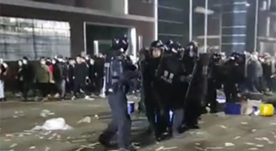 Bacali sanduke i stolice: Sukob radnika koji su proizvodili testove na koronu sa policijom VIDEO