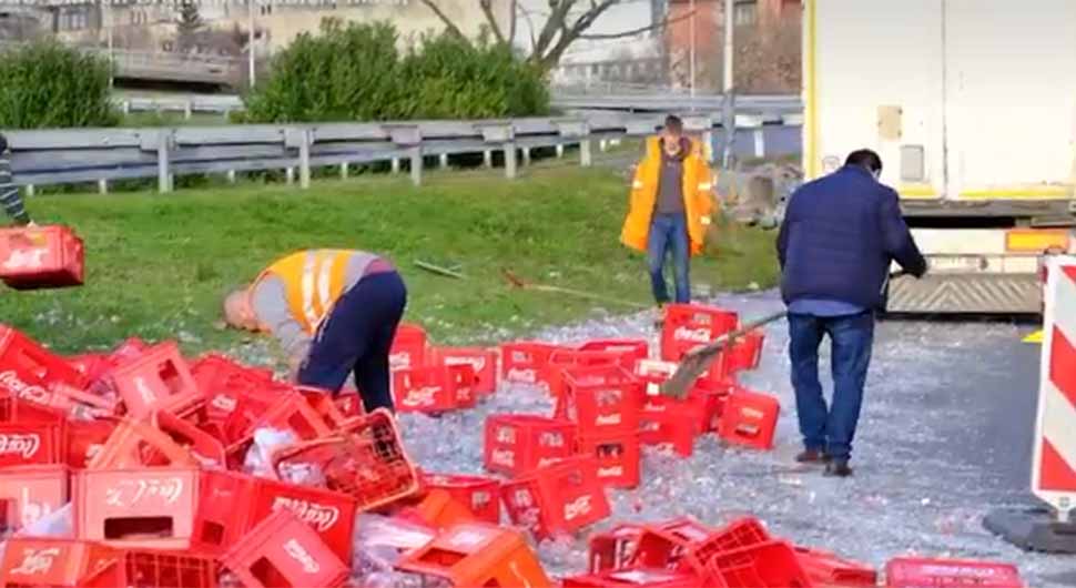 Nezgoda: Iz šlepera ispale gajbe sa koka kolom VIDEO