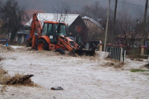 Vanredno u šest opština: Evakuisano 120 porodica u sjevernom dijelu Kosovske Mitrovice