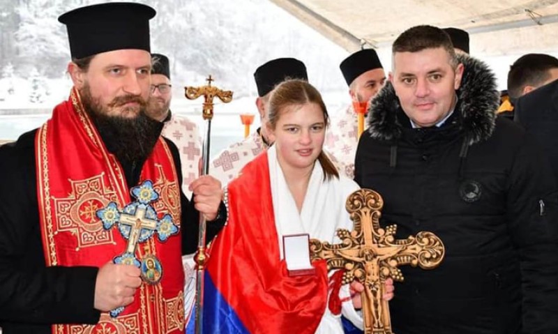 Viteštvo pobijedilo u Mrkonjić Gradu: Jedanaestogodišnja Kristina prva doplivala do krsta