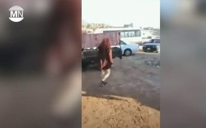 Stotine bijesnih Iračana napalo tinejdžerku na moto-trci zbog oblačenja: Izboli njenog prijatelja VIDEO