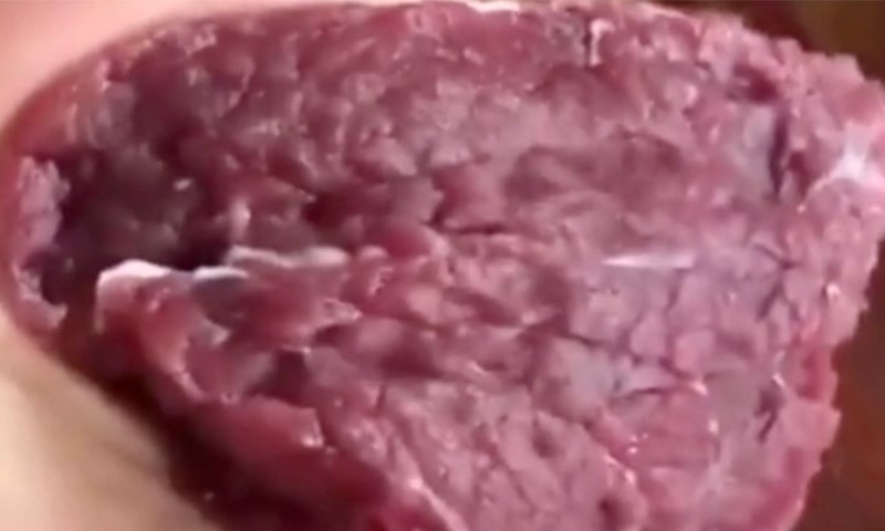 Snimak “titrajućeg” mesa zgrozio mreže: Priča je potpuno drugačija VIDEO