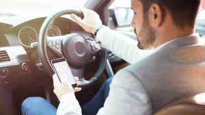 Vozači oprez: Kontrola upotrebe mobilnog telefona pri vožnji