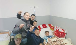 Stefan i Miloš dobili poklone na Božić: Navijači Crvene zvezde obišli ranjene Srbe    