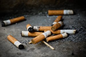 Španija uvodi novi zakon: Proizvođači cigareta plaćaju čišćenje ulica od pikavaca
