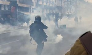 Haos u Parizu na protestu protiv penzione reforme: Policija upotrijebila suzavac VIDEO
