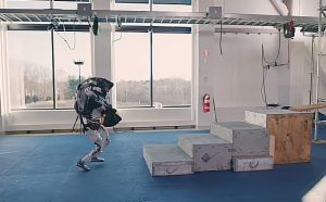 Pogled u budućnost: Robot pomaže radniku na gradilištu – trči, skače, podiže i dodaje torbu s alatom VIDEO