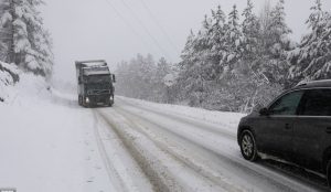 Zbog intenzivnih snježnih padavina: Preko Romanije zabranjen saobraćaj za teretna motorna vozila