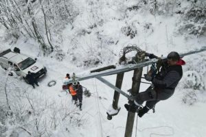 Snijeg izazvao brojne probleme: Ekipe Elektrokrajine otklanjaju kvarove na području Podgrmeča i Potkozarja