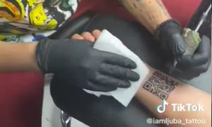 Srbin postao hit na TikToku: Tetovirao QR kod koji vodi do folk pjesme VIDEO