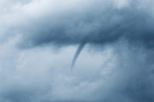 Snažan tornado protutnjao kroz SAD: Oštetio kuće, oborio dalekovode, čupao drveće VIDEO