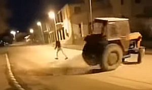 Ovo se ne viđa svaki dan! Vozač traktora pokazao “zavidnu sposobnost” VIDEO