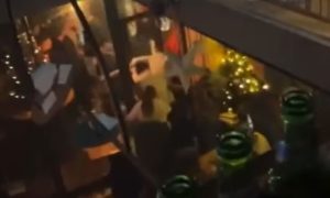 Izbio haos u kafiću: Masovna tuča na proslavi Nove godine VIDEO