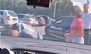 Mala žena i od bildera jača: Kada se svađa u saobraćaju okonča žestokim pesničenjem VIDEO