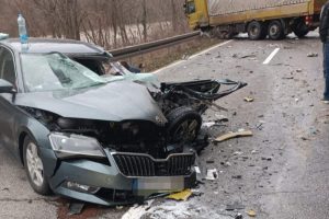 Sudar automobila i kamiona: Povrijeđeno više osoba FOTO