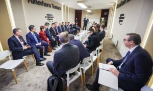 Vučić sam sjedi u Davosu: Nisam jadnik da me žale