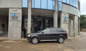 Stigla i policija: Vukanović parkirao auto na ulaz u zgradu Elektroprivrede