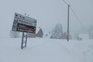 Sela u blokadi: Na Žabljaku skoro metar snijega