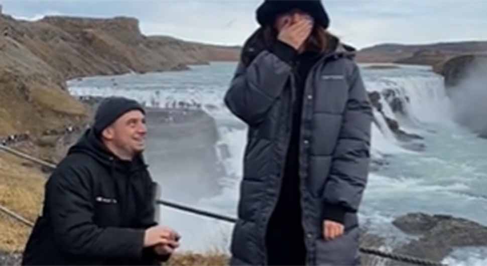 Par snimio prosidbu uz vodopad: Trenutak upropastila turistkinja VIDEO