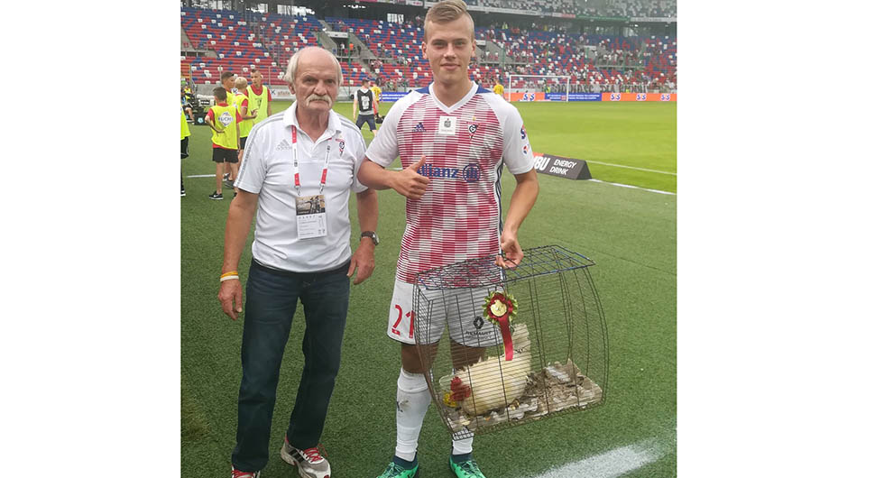 Nesvakidašnja priznanja u fudbalu: Igrač utakmice za nagradu dobio živu kokoš