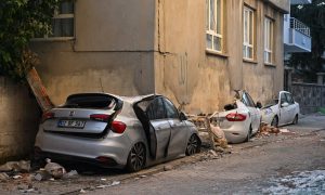 Prizori iz turskog grada: Zgrada “progutala” automobile FOTO