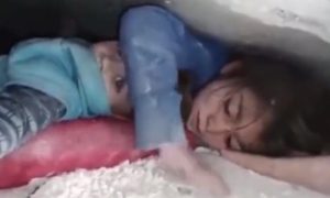 Dirljiva scena: Sestra tijelom štiti svog mlađeg brata u ruševinama VIDEO