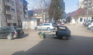 Nesvakidašnja scena: Neobično vozilo “krstari” ulicama Kotor Varoša FOTO