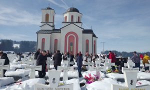 Povodom Velikih zadušnica: Veliki broj ljudi na spomen-groblju Mali Zejtinlik