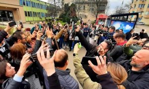 Novinari pred policijom u Banjaluci: Poruka jasna, vratite telefon!