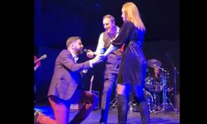 Rekla je “DA”: Novinarka UNE zaprošena na koncertu Sergeja Ćetkovića VIDEO