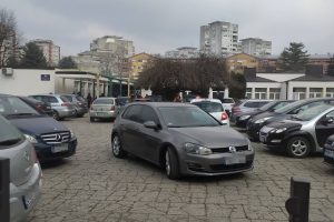 Roditelji učenika ogorčeni: Dvorište banjalučke škole pretvoreno u parking FOTO