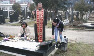 Tužna slika: Desetak Srba posjetilo groblje u Prištini povodom zadušnica