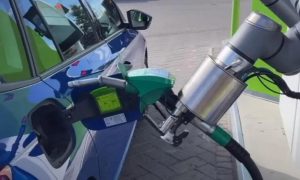 Hands-free proces: Proizveden robot koji sipa gorivo u automobile VIDEO