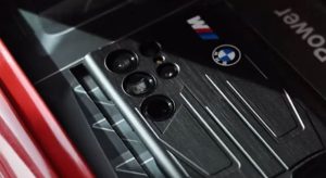 Odaje počast kultnoj “kockici”: Samsung predstavio telefon za ljubitelje BMW-a VIDEO